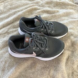 GREY NIKE RUNNING SHOES